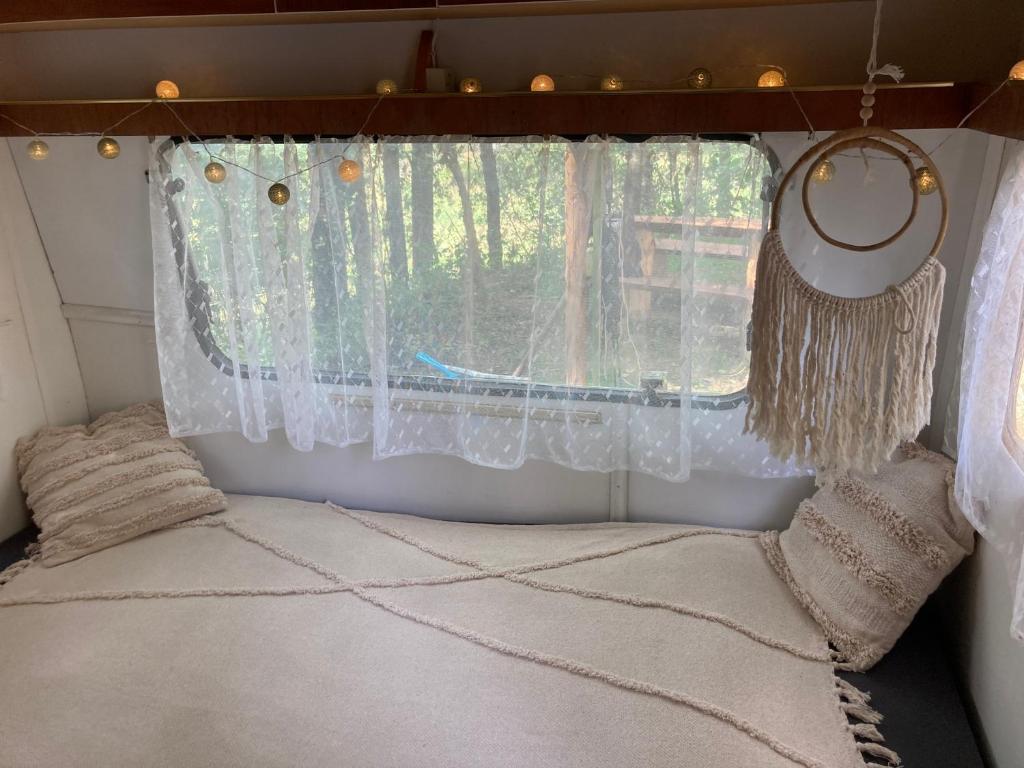 Tempat tidur dalam kamar di Karavan Na Louce