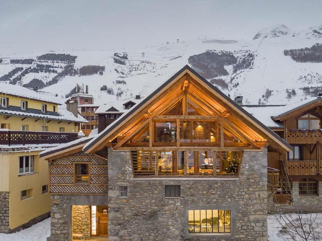 Chalet in Les Deux Alpes with Sauna & Hot Tub