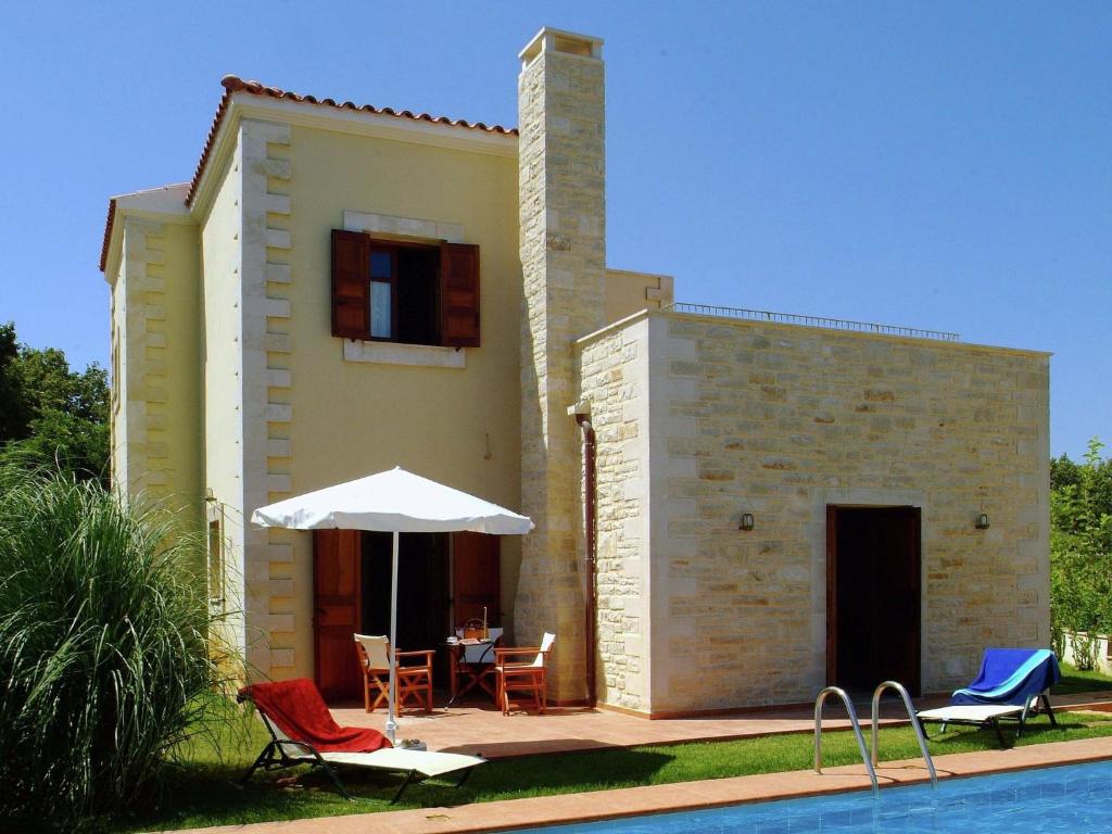 Bazén v ubytování Villa in Prines with Cretan Sea Views nebo v jeho okolí