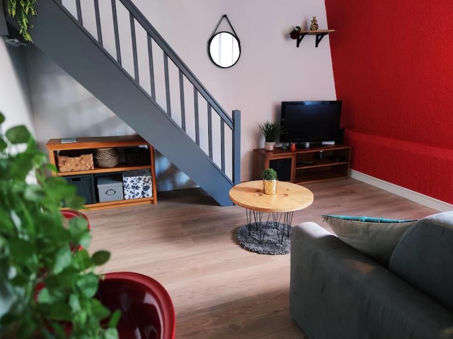 un salon avec un canapé et une table dans l'établissement Duplex Cosy Place République, à Lille