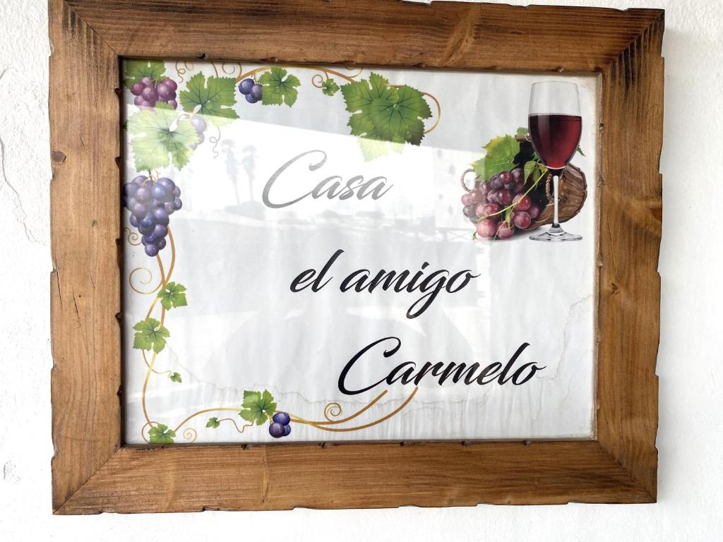un quadro di un bicchiere di vino e di uva di Casa Del Amigo Carmelo a Ye