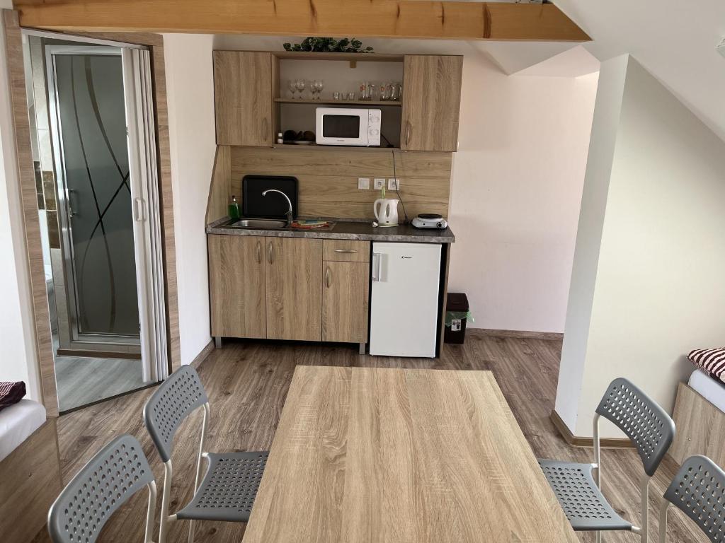 Kuchyň nebo kuchyňský kout v ubytování SUNNY Apartman