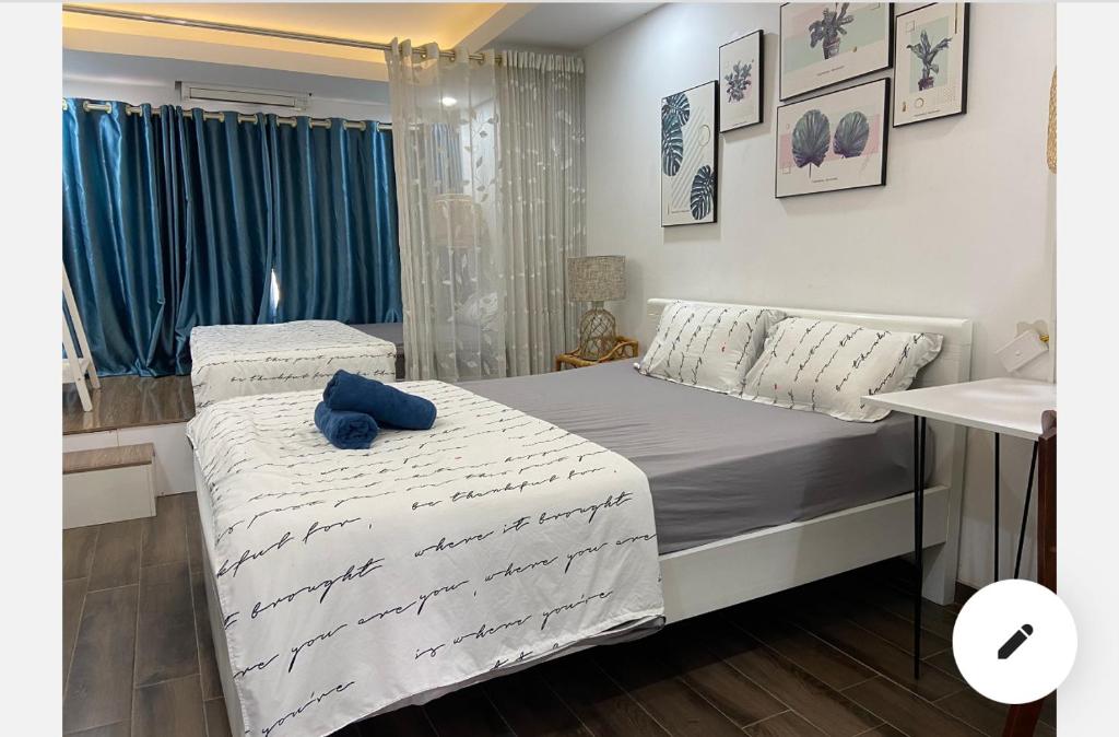Un dormitorio con una cama con una toalla azul. en Worth Living Apt/Old quarter/ 5 paxs/ Bth/ 3mins to Hoankiem Lake, en Hanói