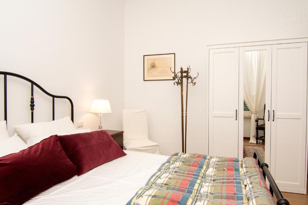 una camera bianca con letto e lampada di CASA MARIA PIA a Sant'Agnello