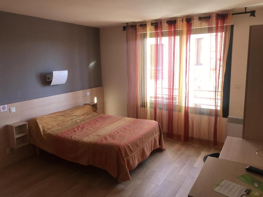 Salles-Curan的住宿－Aux berges de Pareloup，一间小卧室,配有床和窗户