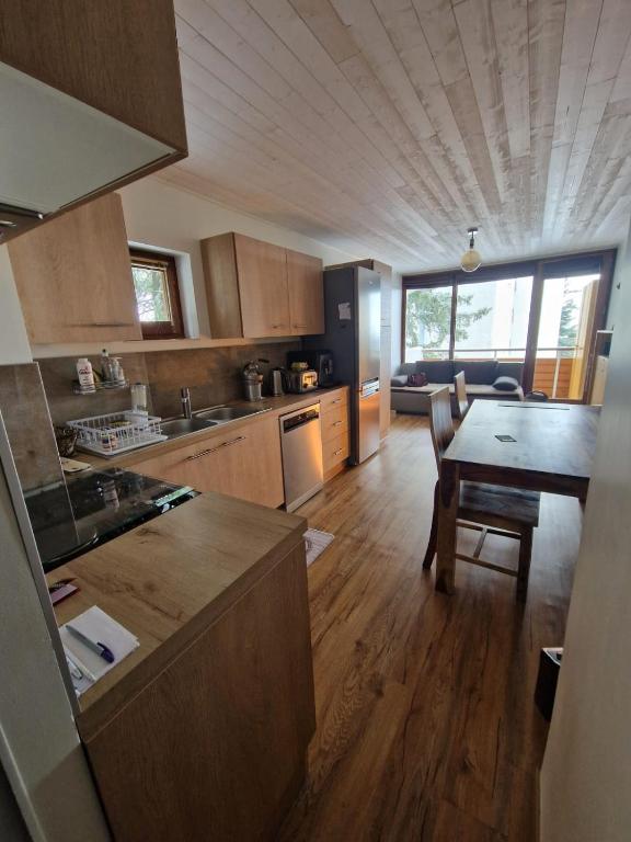 Kuchyň nebo kuchyňský kout v ubytování Appartement en résidence
