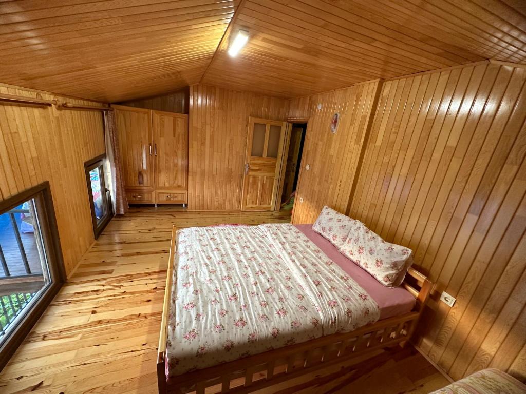Postel nebo postele na pokoji v ubytování أوزونغول Uzongol Fotinos Wooden Cottage Two Bedroom