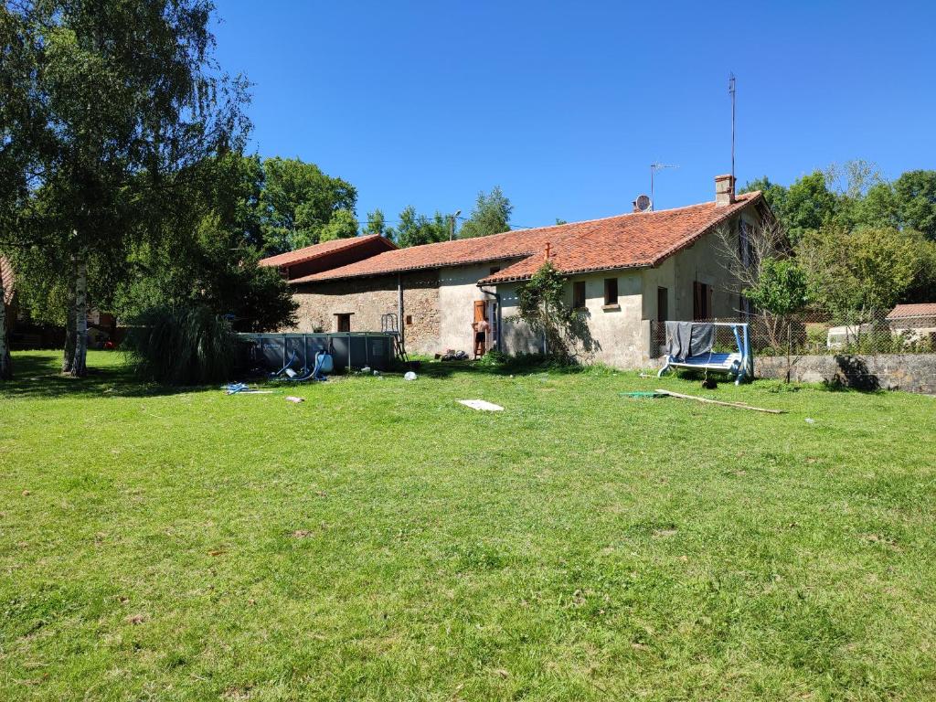 une maison avec une cour devant une maison dans l'établissement La vergne, à Mézières-sur-Issoire