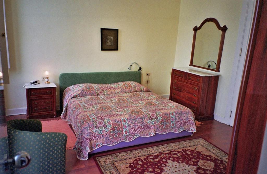 Postel nebo postele na pokoji v ubytování Hotel Alhambra