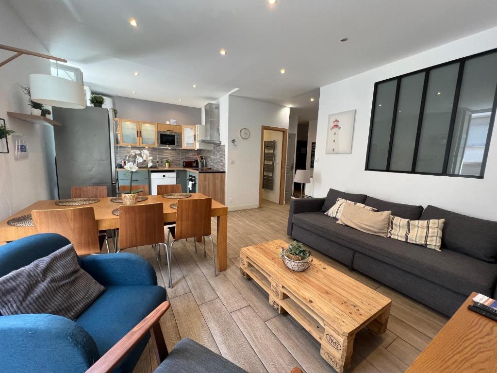 un salon avec un canapé et une table dans l'établissement Le cosy de L'évéche, à Marseille