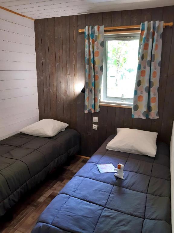 Postel nebo postele na pokoji v ubytování Camping la Venise Verte