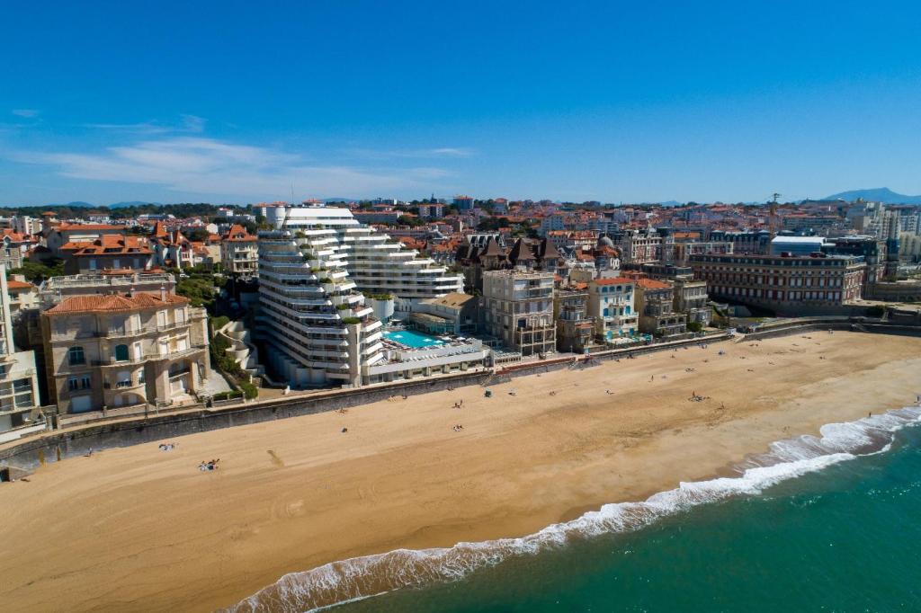 vistas aéreas a la playa y a los edificios en Mira Marvel - WIFI - Climatisation - 100m plage en Biarritz