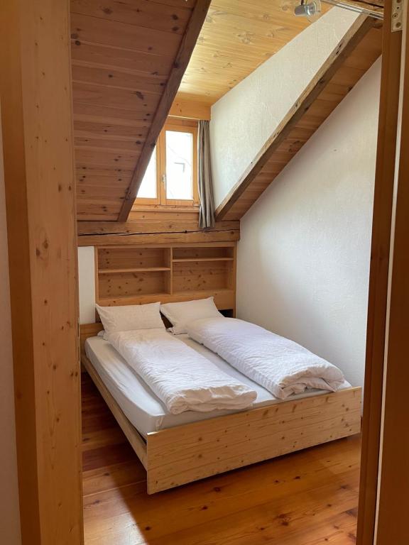 Postel nebo postele na pokoji v ubytování Alpengasthof Crusch Alba ed Alvetern, S-charl