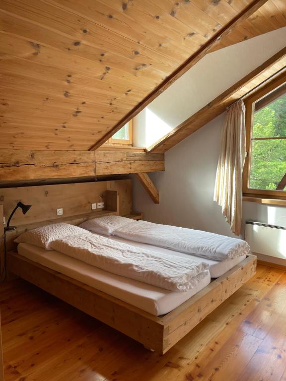 Postel nebo postele na pokoji v ubytování Alpengasthof Crusch Alba ed Alvetern, S-charl
