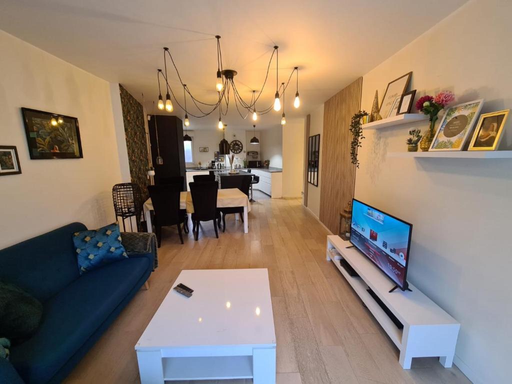 Telewizja i/lub zestaw kina domowego w obiekcie Superbe Appartement 3 pièces près de la Défense