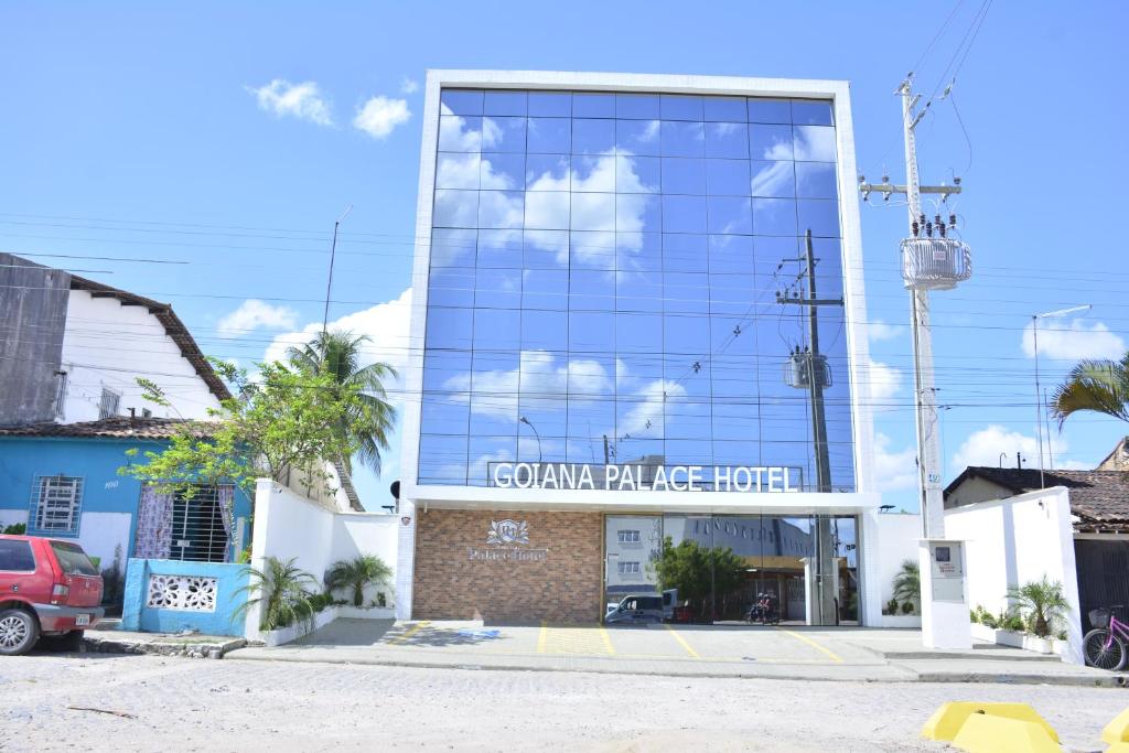 a building with a sign that reads corona palace hotel at Goiana Palace Hotel - Fácil Acesso a Fábrica da JEEP in Goiana