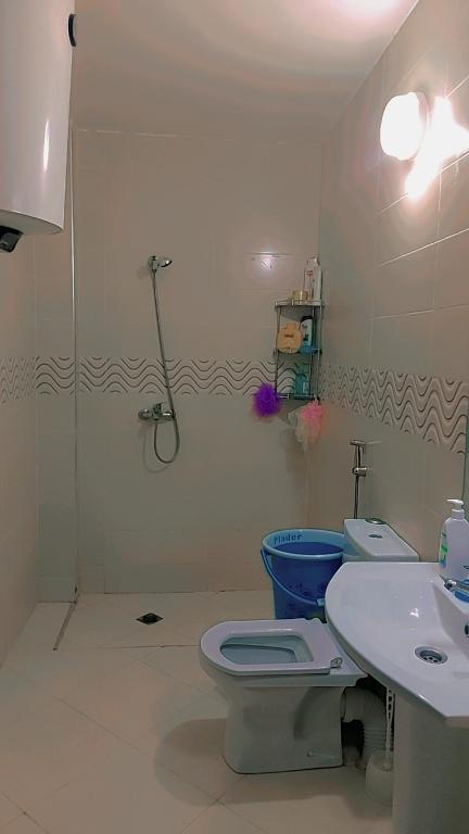 uma casa de banho com um WC e um lavatório em شقة مجهزة بالكامل em Saïdia
