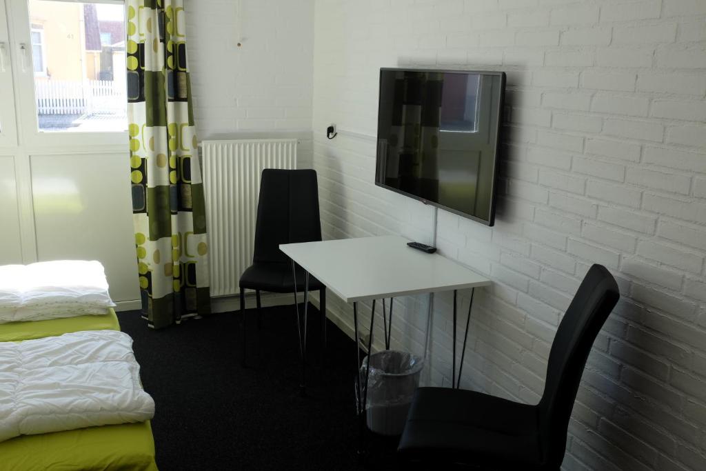 TV a/nebo společenská místnost v ubytování Løkken Hostel