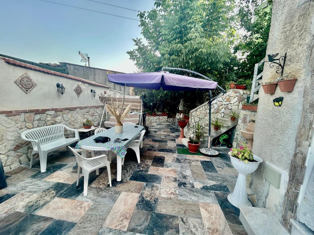 Patio lub wspólna przestrzeń na świeżym powietrzu w obiekcie Aromi di Sicilia Casa Vacanze