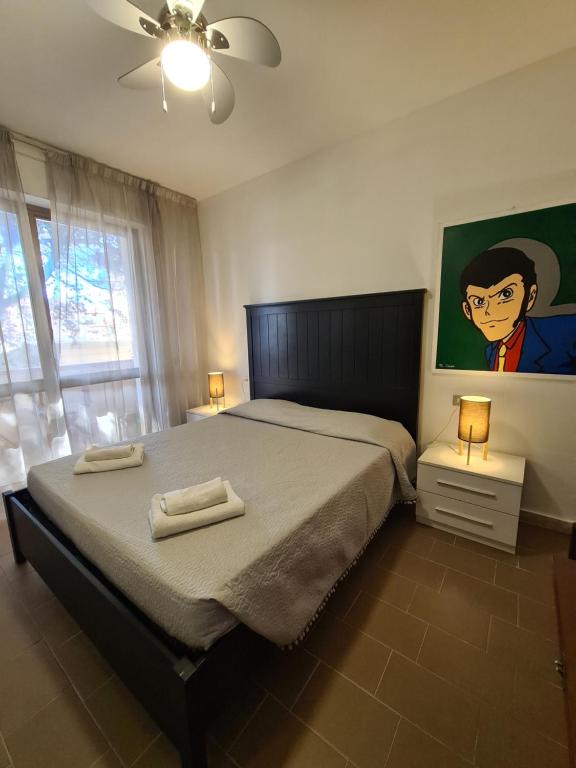 1 dormitorio con 1 cama con 2 toallas en Camere al Mare, en Lido di Camaiore