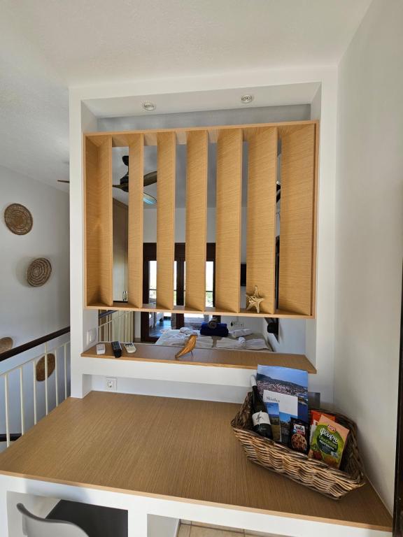 eine Küche mit einer Theke mit einem Waschbecken und einem Spiegel in der Unterkunft Melro in Skiathos-Stadt