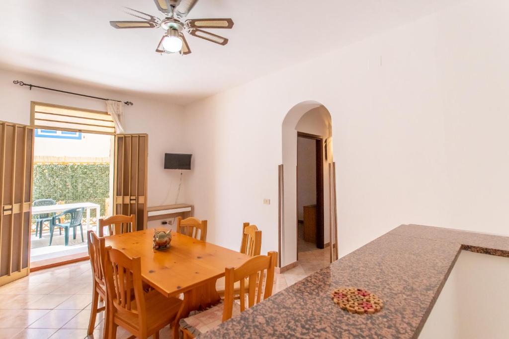 ランペドゥーザにあるLe Casupole della Guitgiaのテーブルと椅子のあるキッチンとダイニングルーム