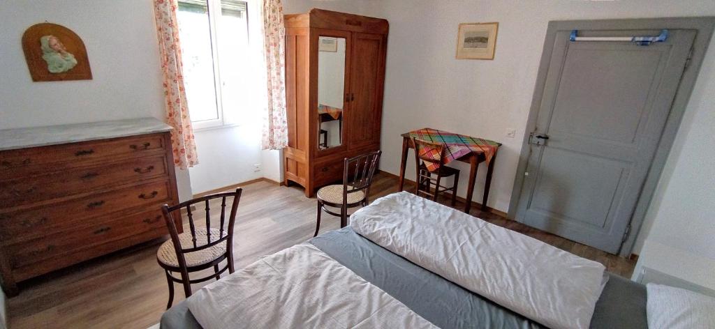 1 dormitorio con 1 cama, vestidor y sillas en Có d'Franz - 1P, en Ponto Valentino