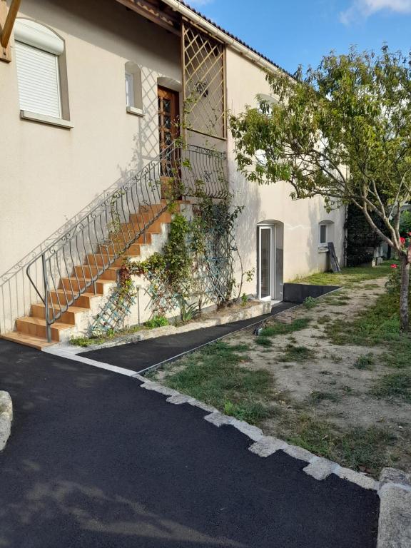 Το κτήριο όπου στεγάζεται  το διαμέρισμα