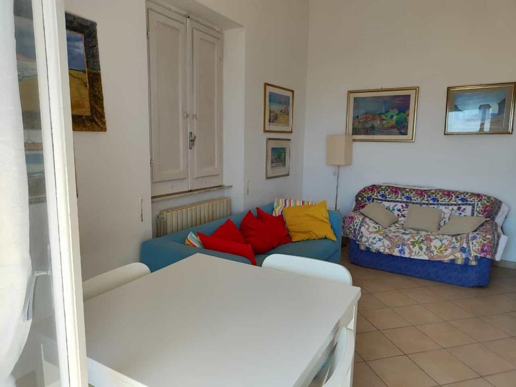 een woonkamer met een bank en een stoel bij Lacasadelmare in Francavilla al Mare