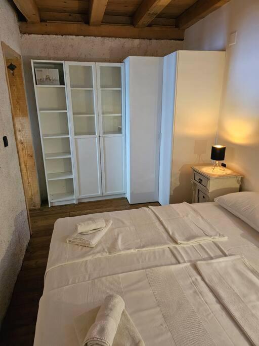Postel nebo postele na pokoji v ubytování Hobbit house Beli