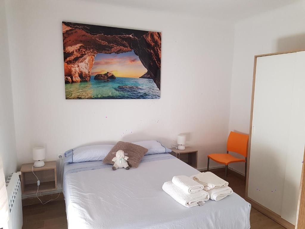 ein Schlafzimmer mit einem Bett mit Handtüchern darauf in der Unterkunft Fantàstic Pis a Oliana Alt Urgell Lleida Wifi in Oliana