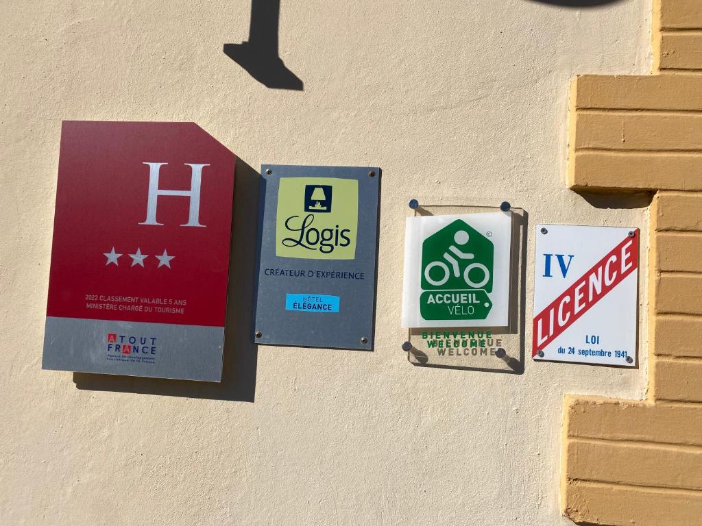Certifikát, hodnocení, plakát nebo jiný dokument vystavený v ubytování Le Manoir d'Agnès Logis hôtel restaurant