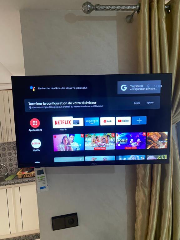 TV a/nebo společenská místnost v ubytování Centrale et proche de la mer