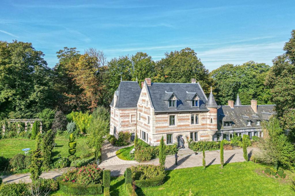 uma vista aérea de uma grande casa com um jardim em Château de Saint-Clair em Bordeaux-Saint-Clair