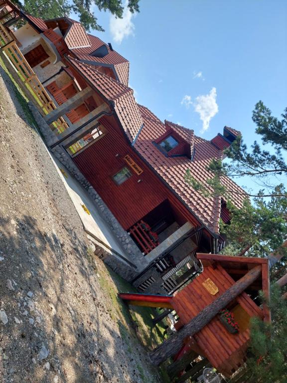 Zgrada u kojoj se nalazi vila