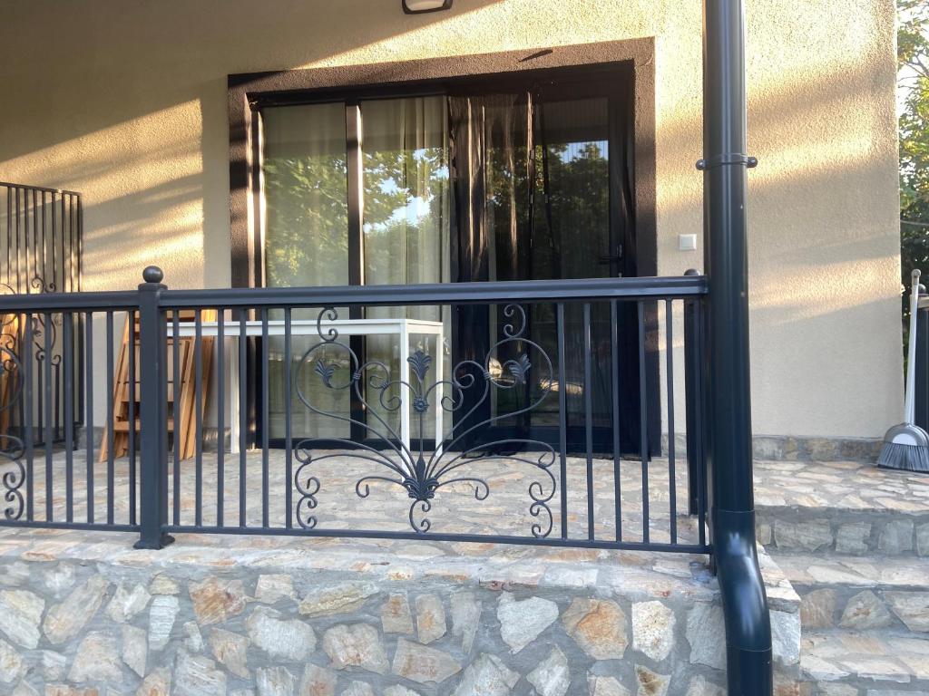 una valla de hierro forjado frente a una casa en Villa Sea House 3 en Byala