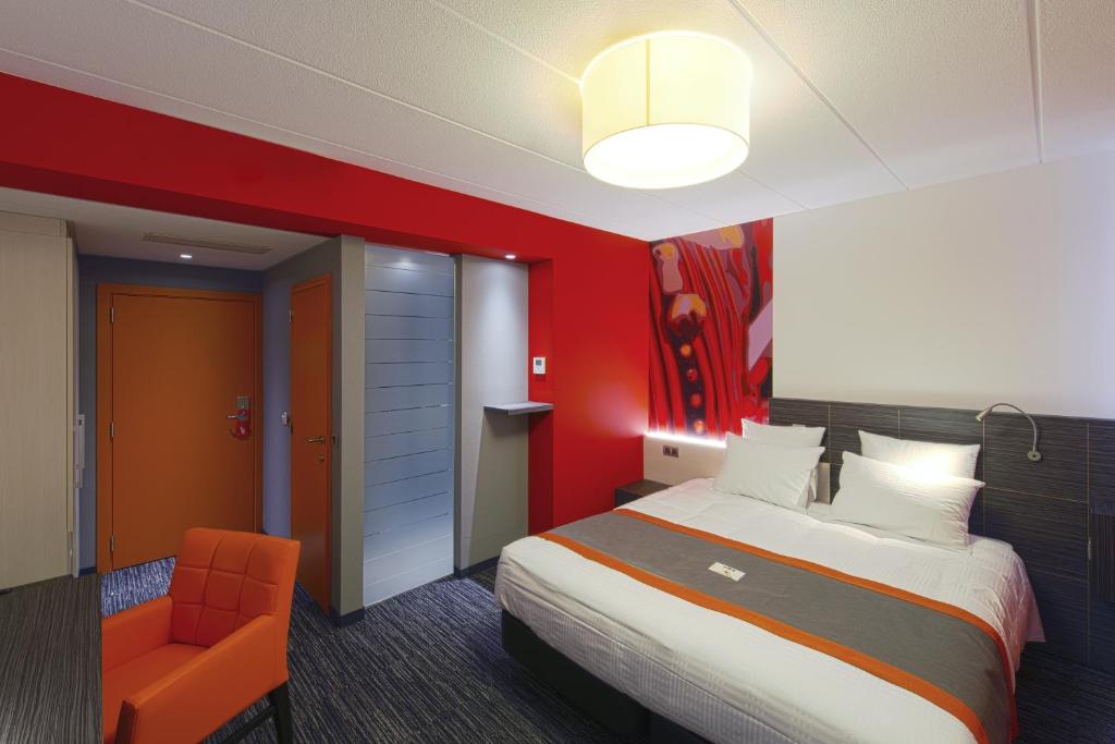 Postel nebo postele na pokoji v ubytování Orange Hotel La Louvière