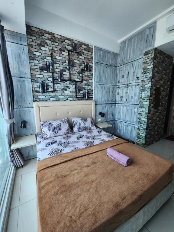 Kebonnanas的住宿－Troom treepark city apartement，砖墙客房内的一张大床