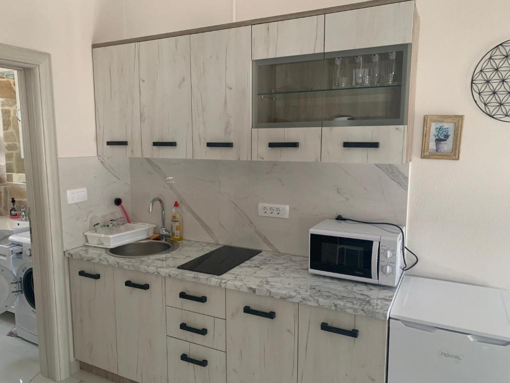 Una cocina o cocineta en Villa Tunaj new Pool and BBQ