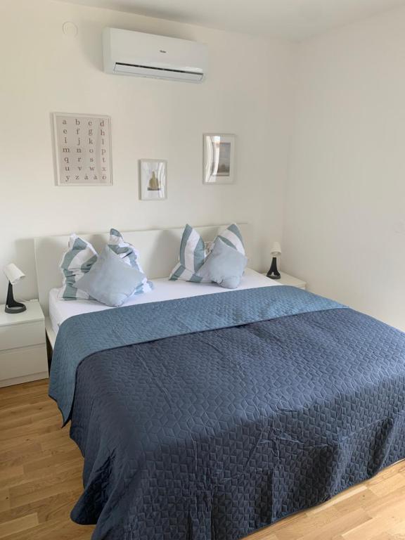 Modern Sea View Apartment, 3 min to Beach, Parking & AC
