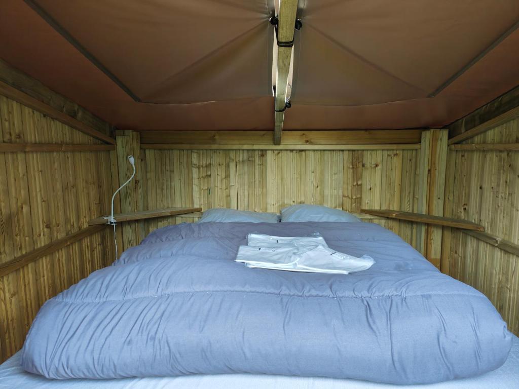 Posteľ alebo postele v izbe v ubytovaní Camping Onlycamp Les Deux Rives