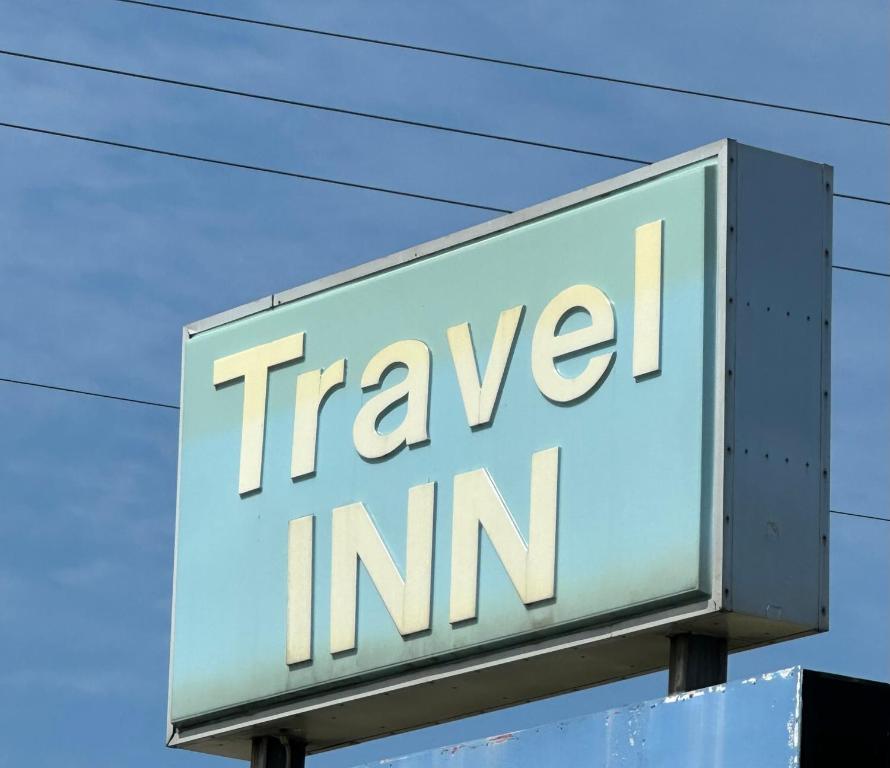 蒙哥馬利的住宿－Travel Inn Montgomery AL，建筑顶部旅行旅馆标志