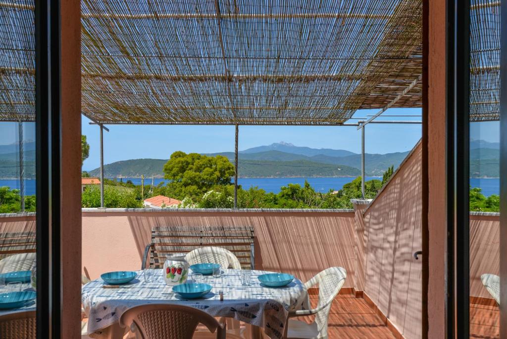 - une table sur le balcon avec vue sur l'océan dans l'établissement Residenza Elbamare, à Capoliveri