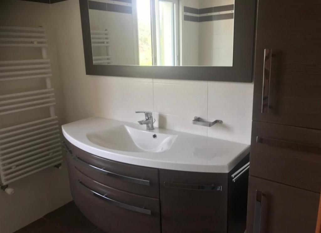 een badkamer met een witte wastafel en een spiegel bij Maryline in Grasse