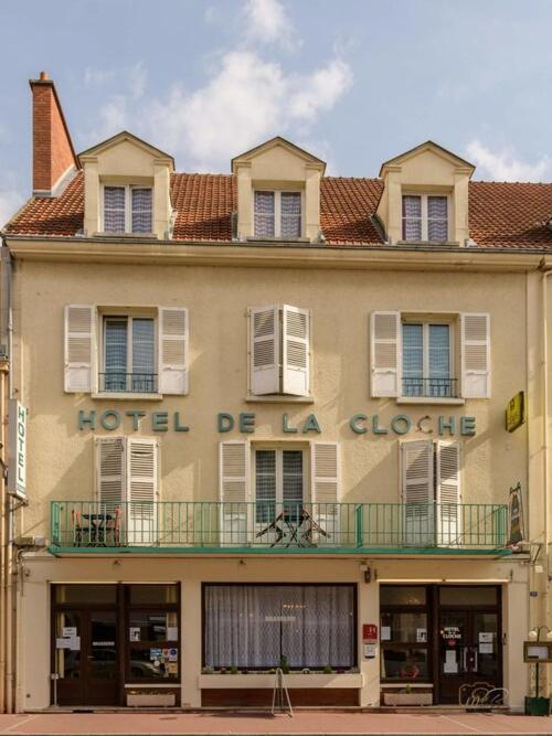 un bâtiment avec un hôtel de clade au-dessus dans l'établissement Hôtel de la cloche, à Vitry-le-François