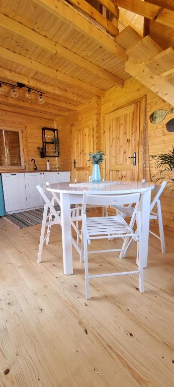 Ostoja Struga في سفينويتشي: طاولة بيضاء وكراسي في غرفة