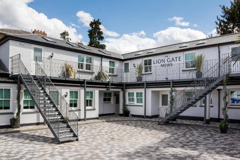 un edificio con una escalera de caracol delante de él en The Lion Gate Mews en Kingston upon Thames