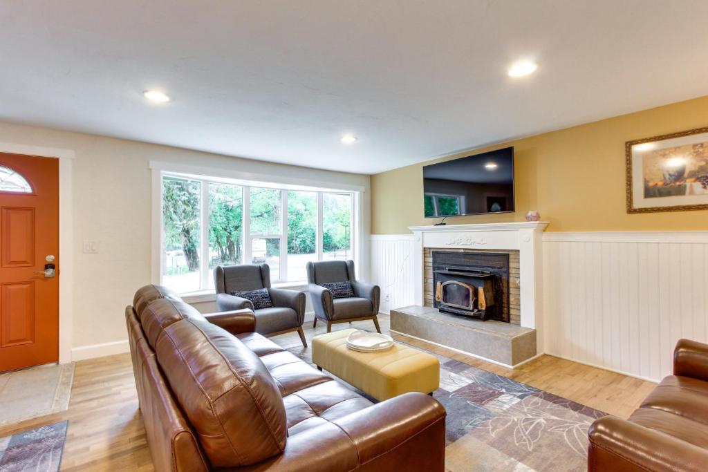 uma sala de estar com um sofá e uma lareira em Charming Oregon Home with Private Pickleball Court! em Springfield