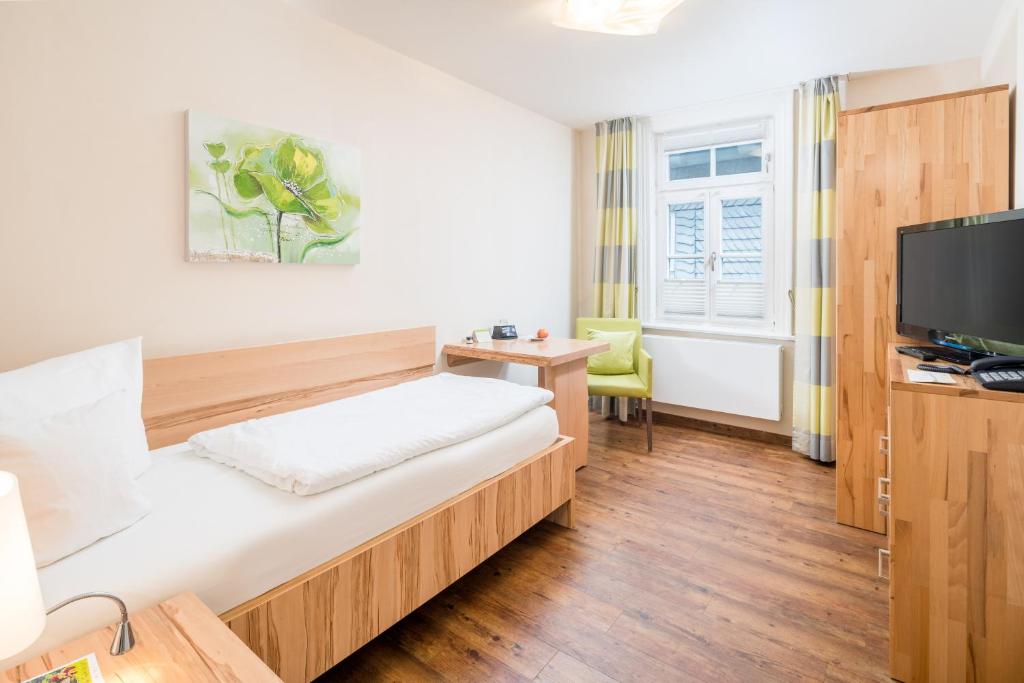 Postel nebo postele na pokoji v ubytování GDA Hotel Schwiecheldthaus