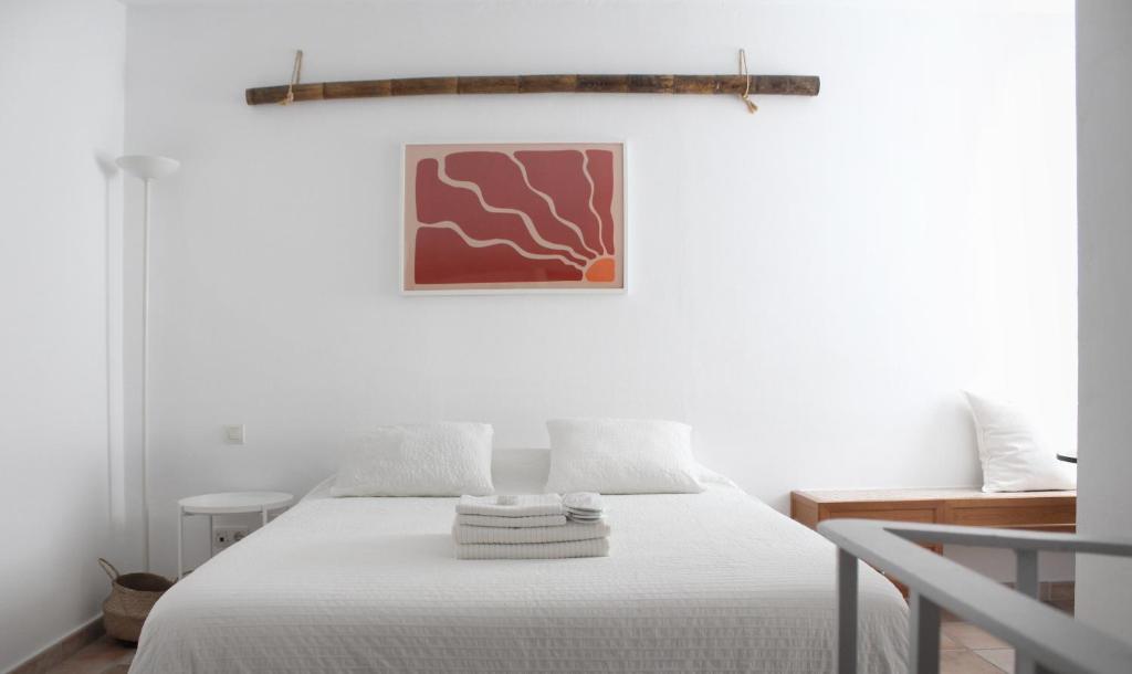 een witte slaapkamer met een bed met witte lakens bij First line in Puerto Banus (Primera linea) in Marbella